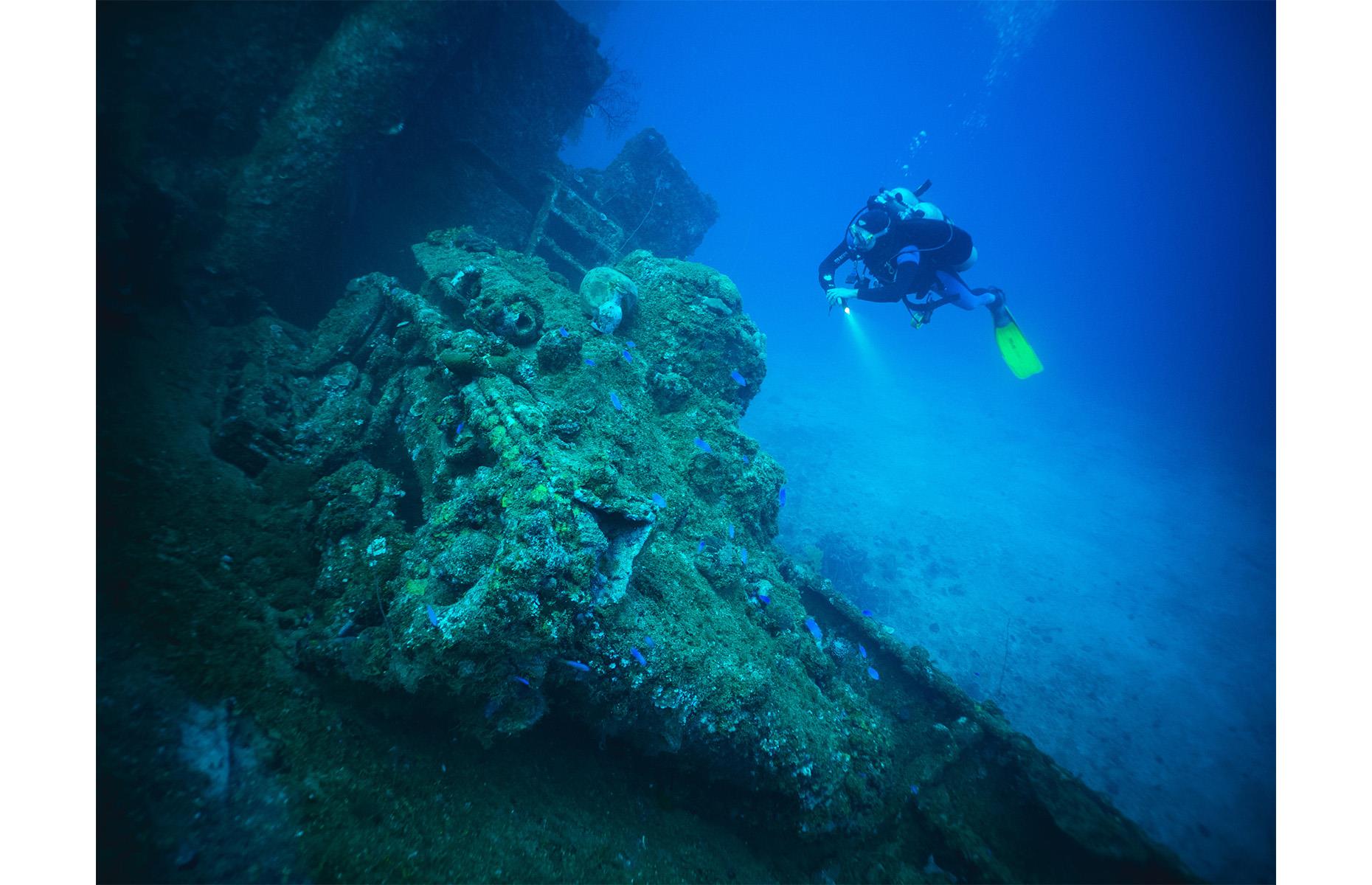 Tanque a bordo de un buque de guerra hundido, Laguna de Truk, Estados Federados de Micronesia